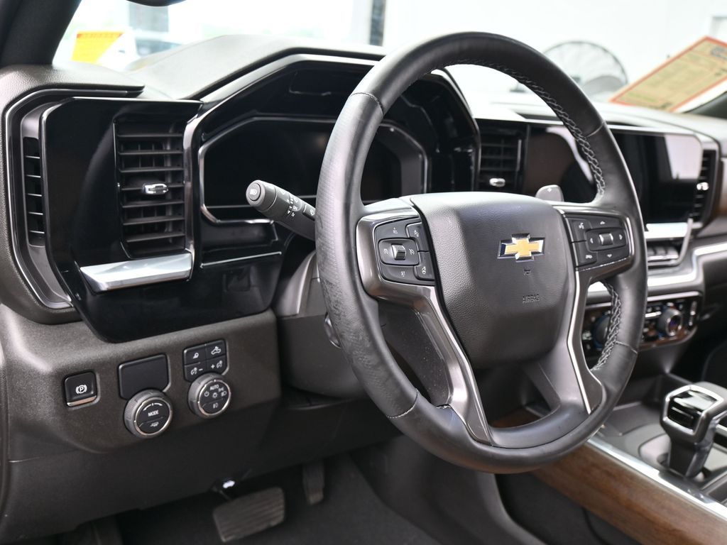 Used 2025 Black Chevrolet High Country image 16
