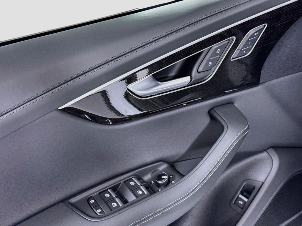 Thumbnail: 2026 Audi Q8 - 25