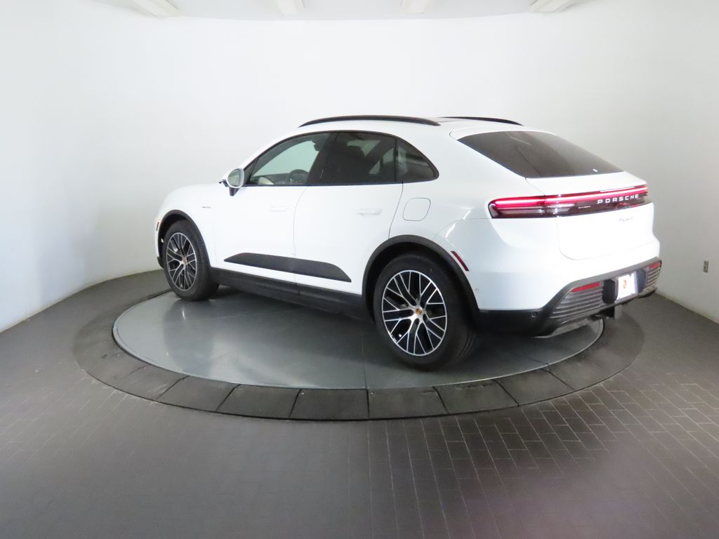 Thumbnail: 2026 Porsche Macan - 3