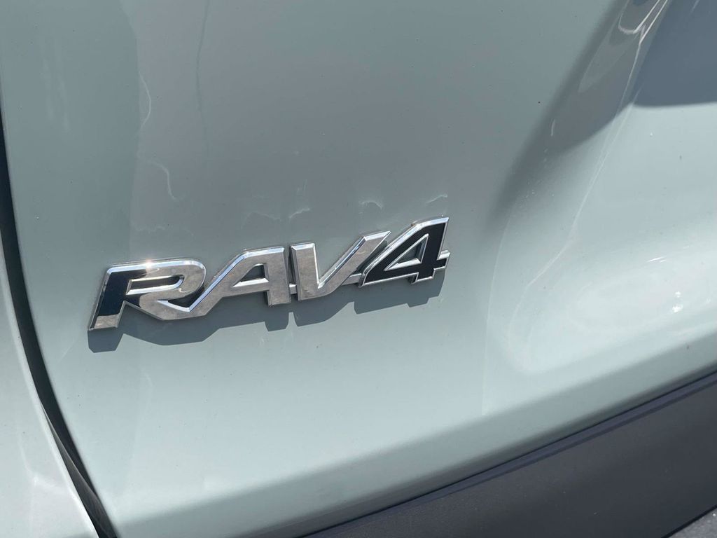 Used 2023  Toyota XLE image 8