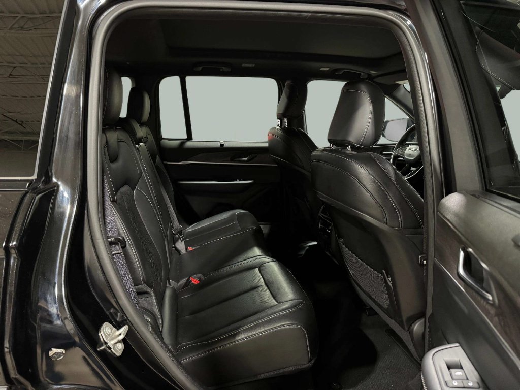 Used 2024 Diamond Black Crystal Pearlcoat Jeep Limited image 26