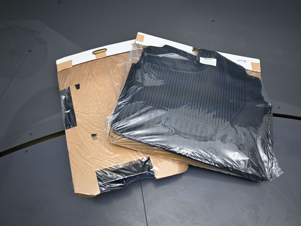 New 2026 Diamond Black Crystal Pearlcoat Ram RHO image 32