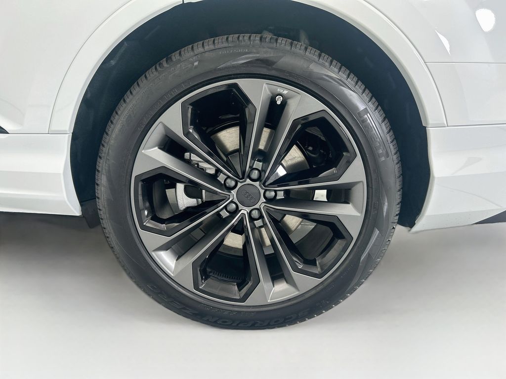 Thumbnail: 2026 Audi Q7 - 30