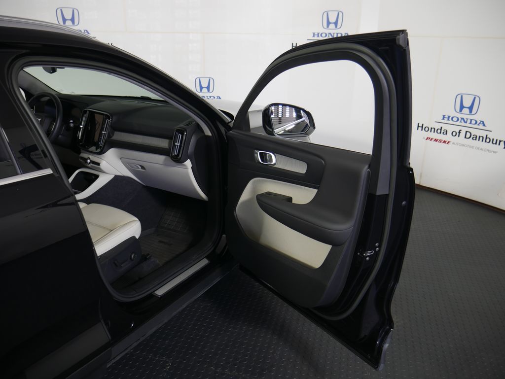 Thumbnail: 2023 Volvo XC40 - 7