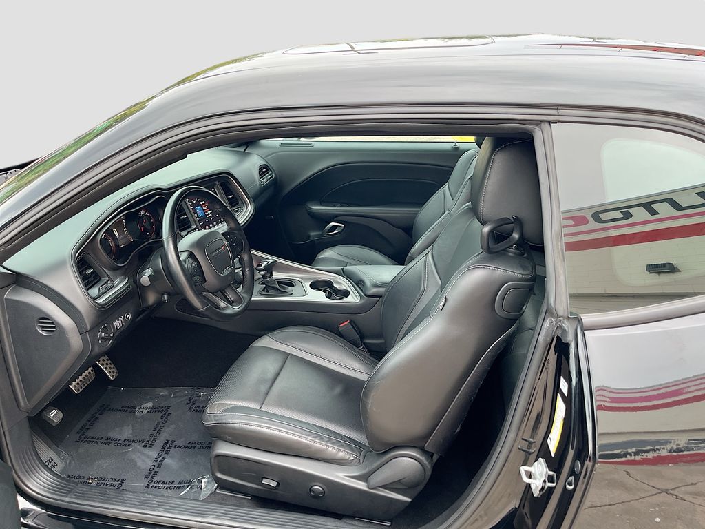Used 2022 Black Dodge SXT image 21