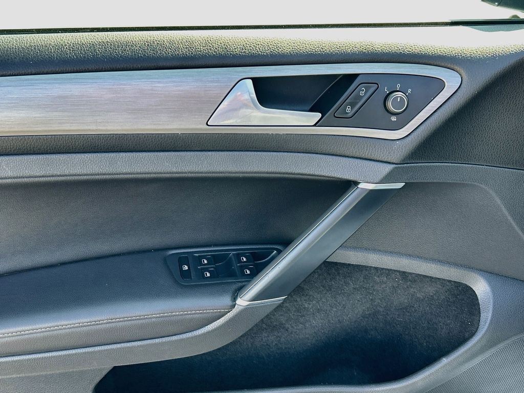 Thumbnail: 2015 Volkswagen Golf - 16