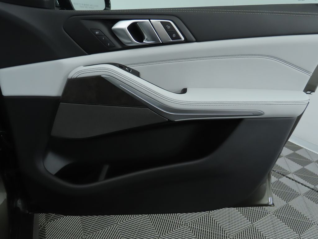 Thumbnail: 2026 BMW X7 - 27