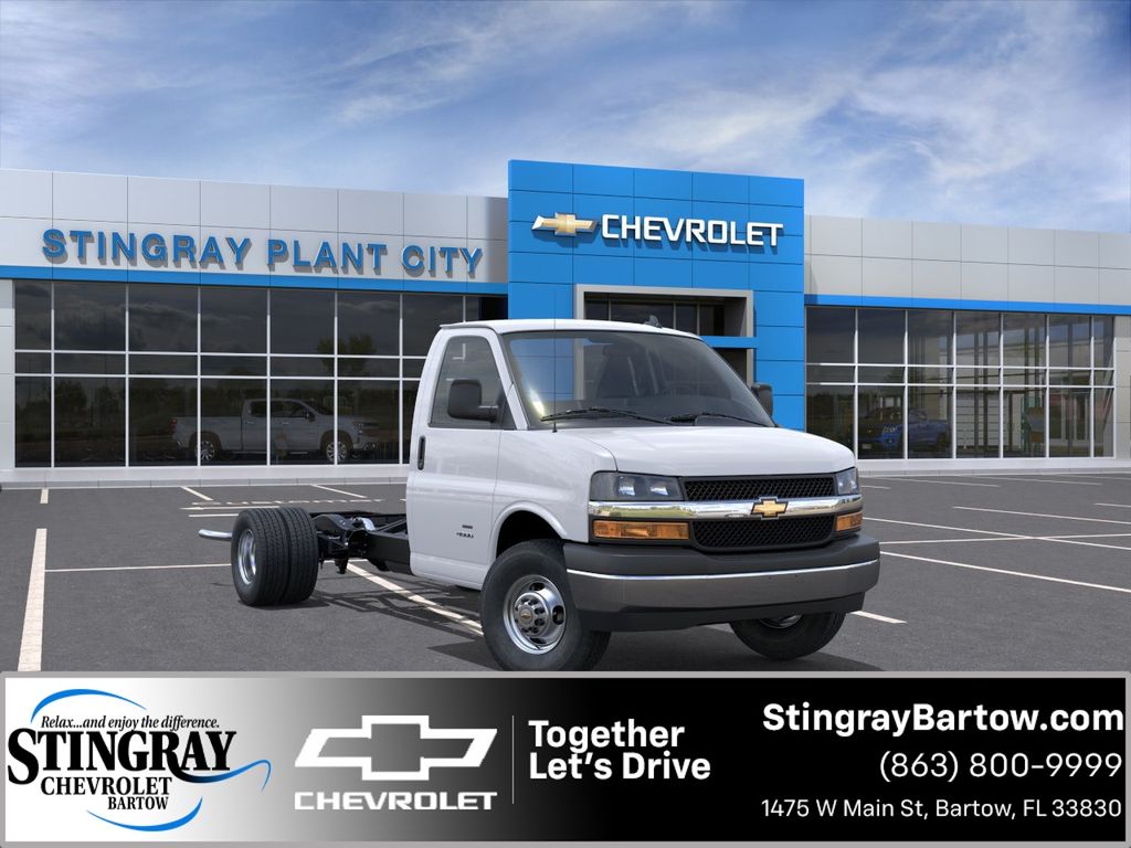 Summit White 2025 Chevrolet Express Chassis 3500 Cutaway 139 Van Rear-Wheel Drive 8-Speed Automatic
