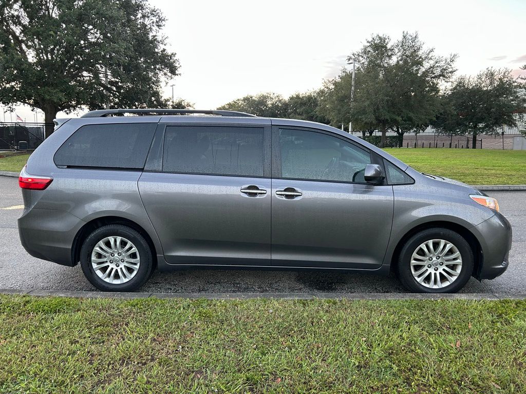 Thumbnail: 2017 Toyota Sienna - 6