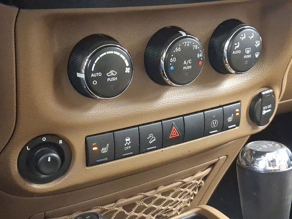 Thumbnail: 2015 Jeep Wrangler - 16