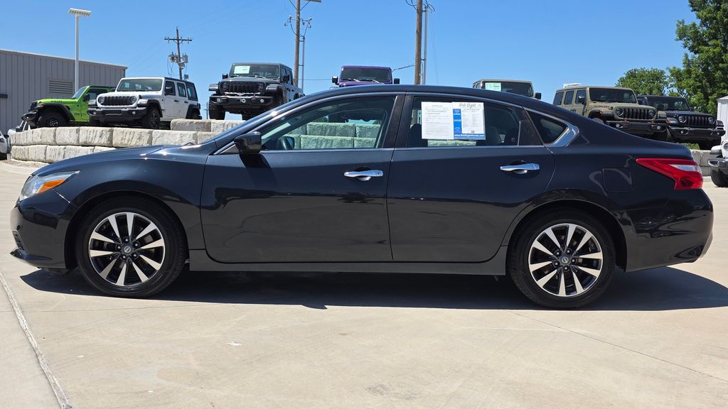 Used 2017 Nissan Altima SV with VIN 1N4AL3AP3HC215106 for sale in Lawrence, KS