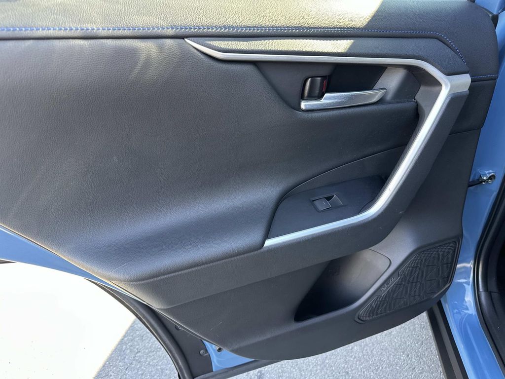 Thumbnail: 2022 Toyota RAV4 - 25