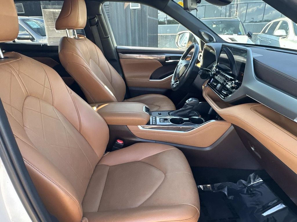 Thumbnail: 2021 Toyota Highlander - 11