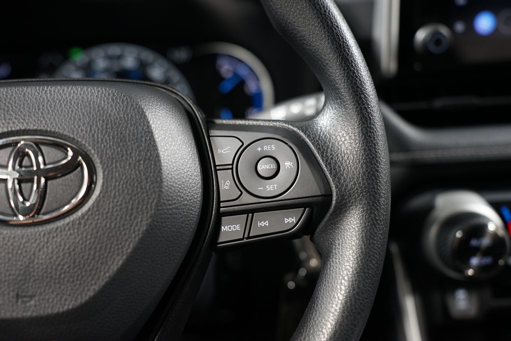 2025 Toyota RAV4 LE 13