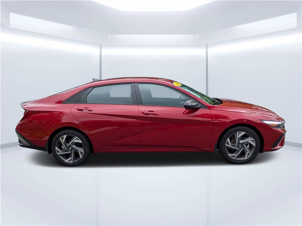 2025 Hyundai Elantra SEL - Photo 3