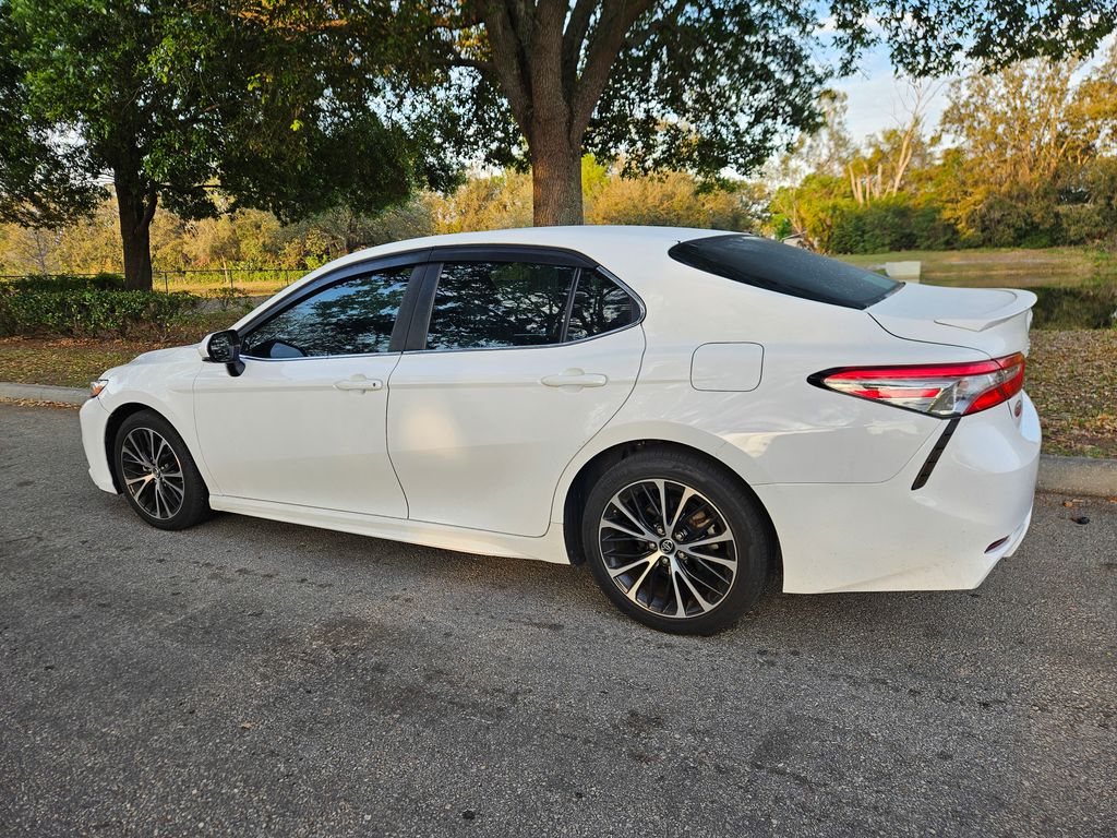 2018 Toyota Camry SE 3