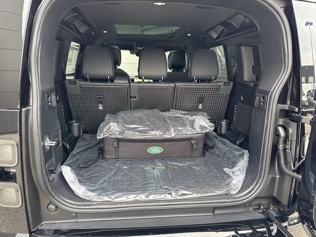 New 2026 Black Land Rover X-Dynamic SE image 6