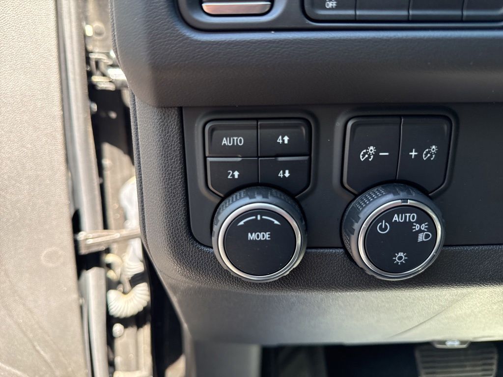 Used 2021 Black Chevrolet Z71 image 27
