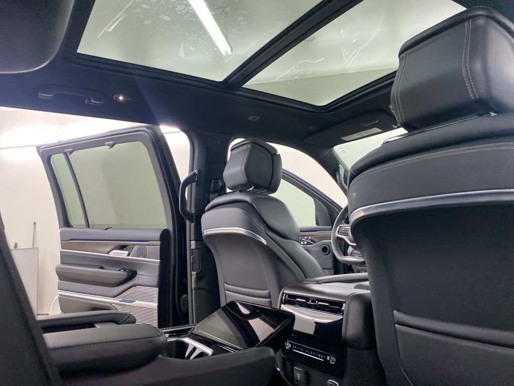 2024 Jeep Grand Wagoneer photo