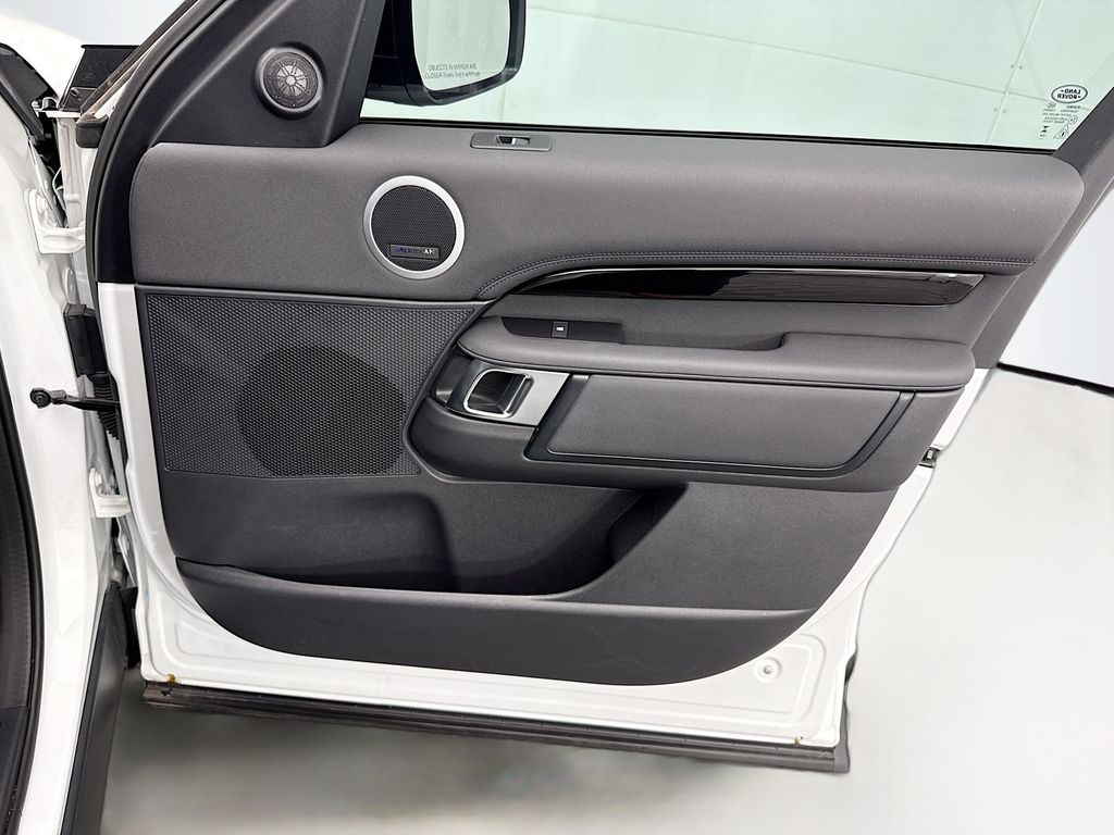 Thumbnail: 2025 Land Rover Discovery - 24