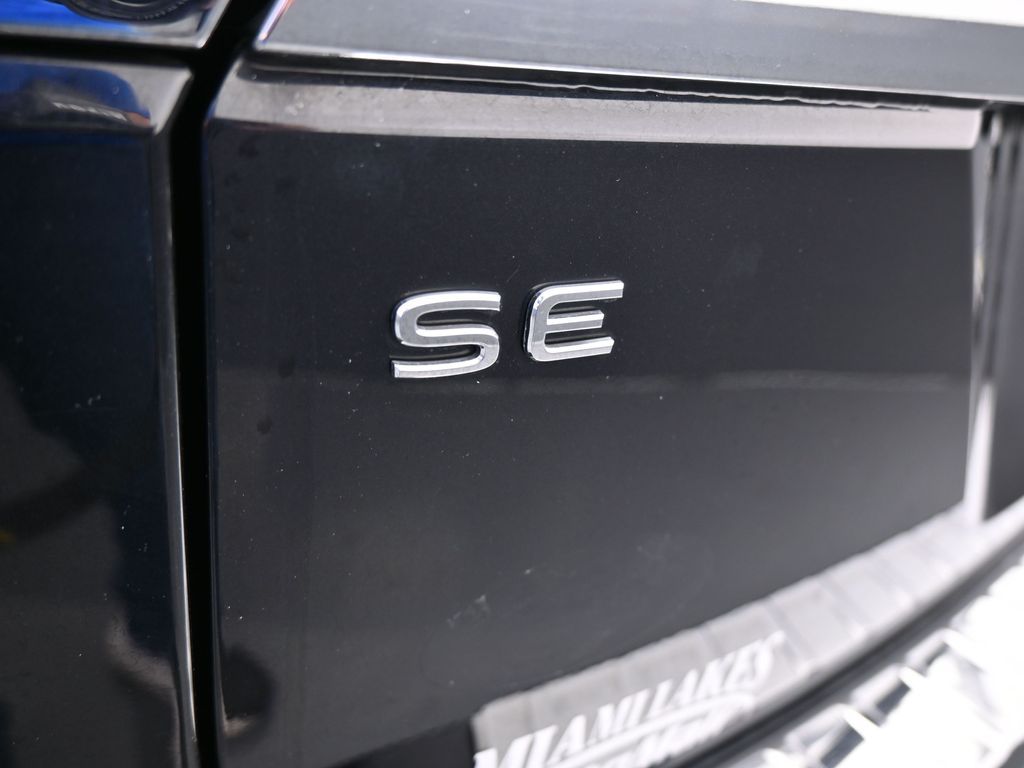 Used 2022 Deep Black Volkswagen 2.0T SE image 40