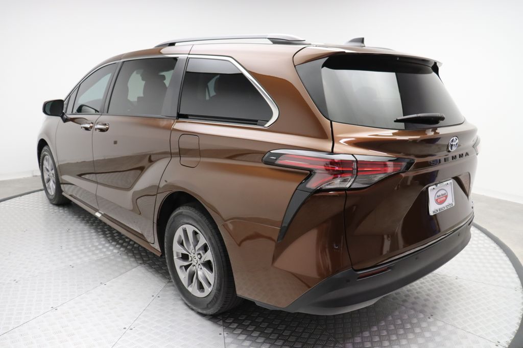 2022 Toyota Sienna XLE 11