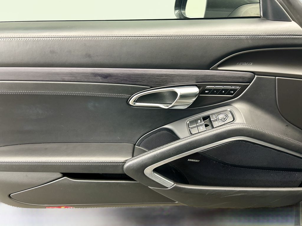 Thumbnail: 2016 Porsche 911 - 25