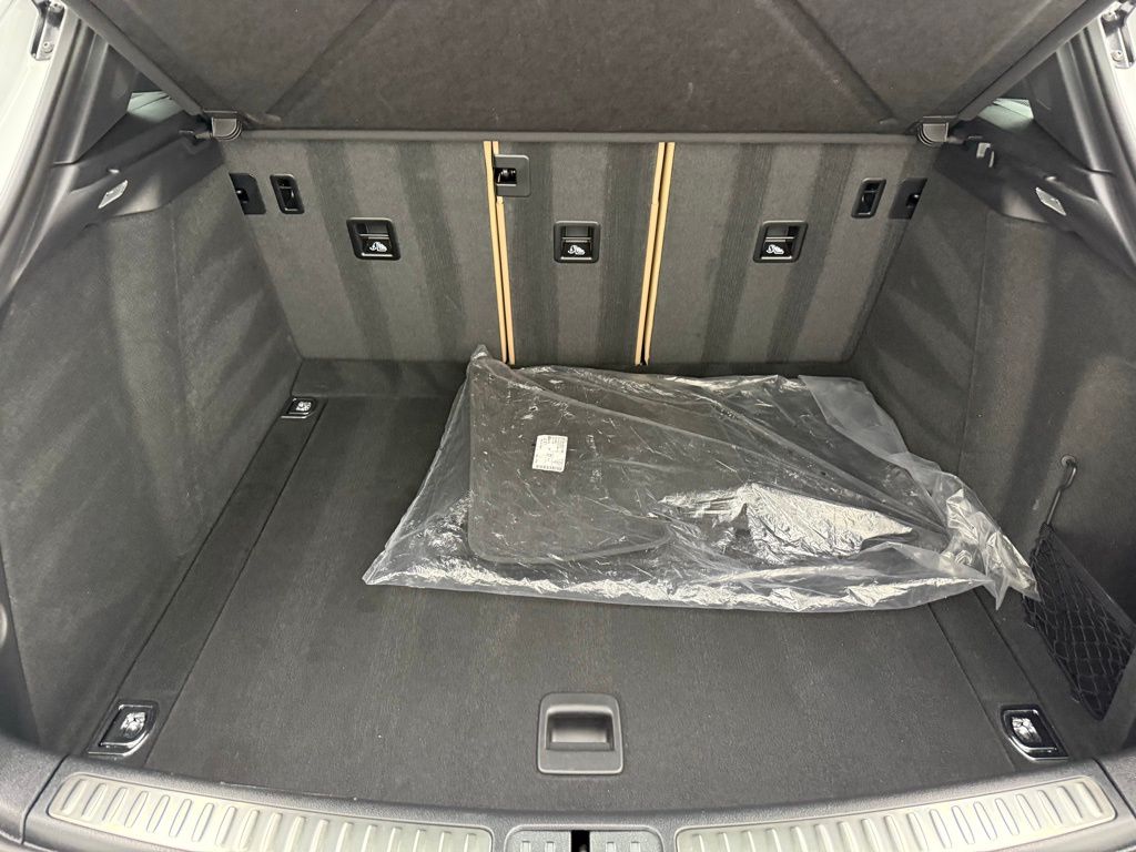 Thumbnail: 2025 Porsche Macan - 32