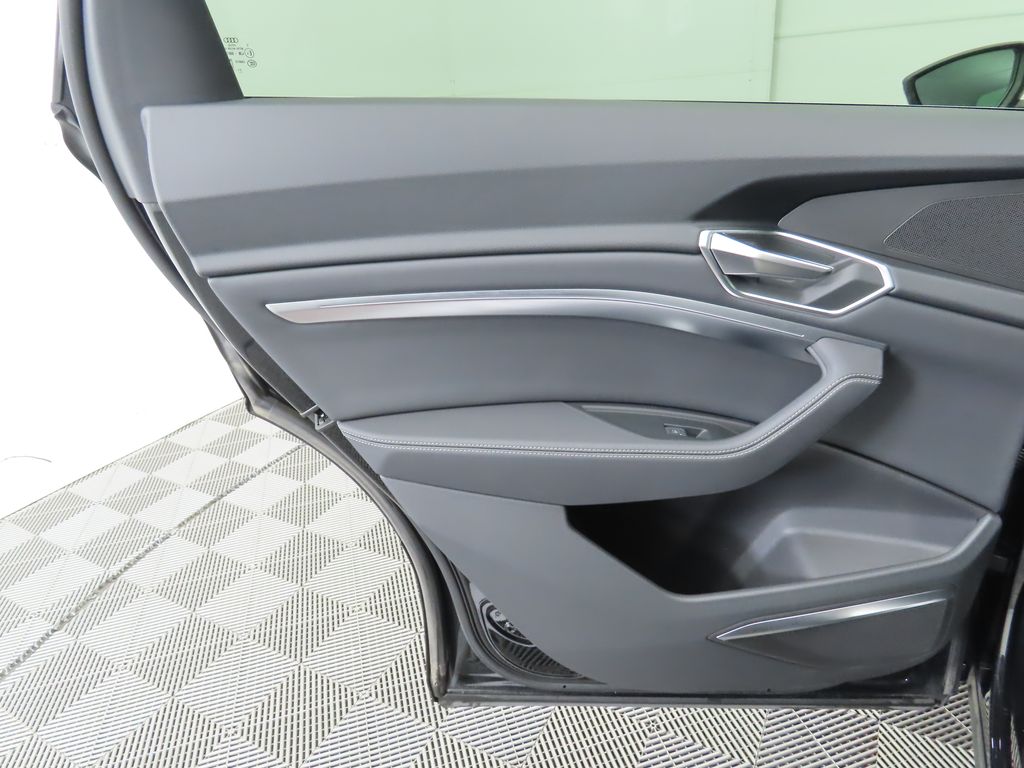 2022 Audi e-tron Premium Plus 26