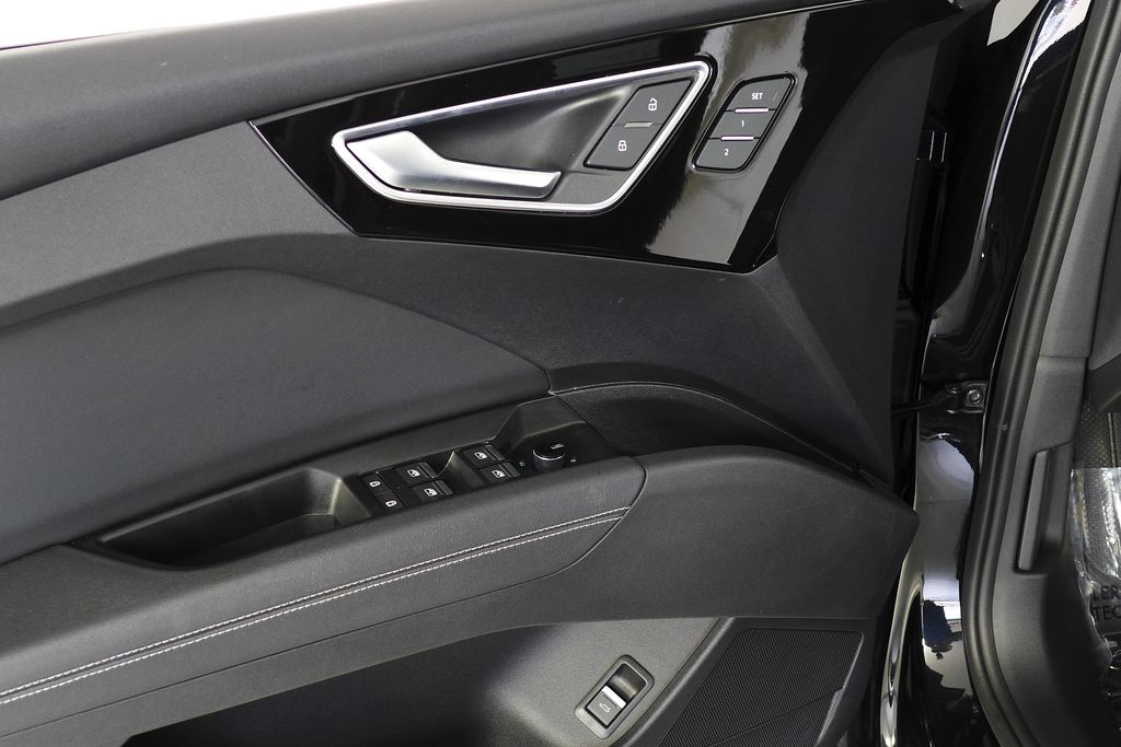 Thumbnail: 2023 Audi Q4 e-tron - 12