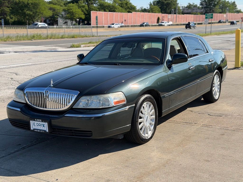 2003 Lincoln Town Car Signature's photo