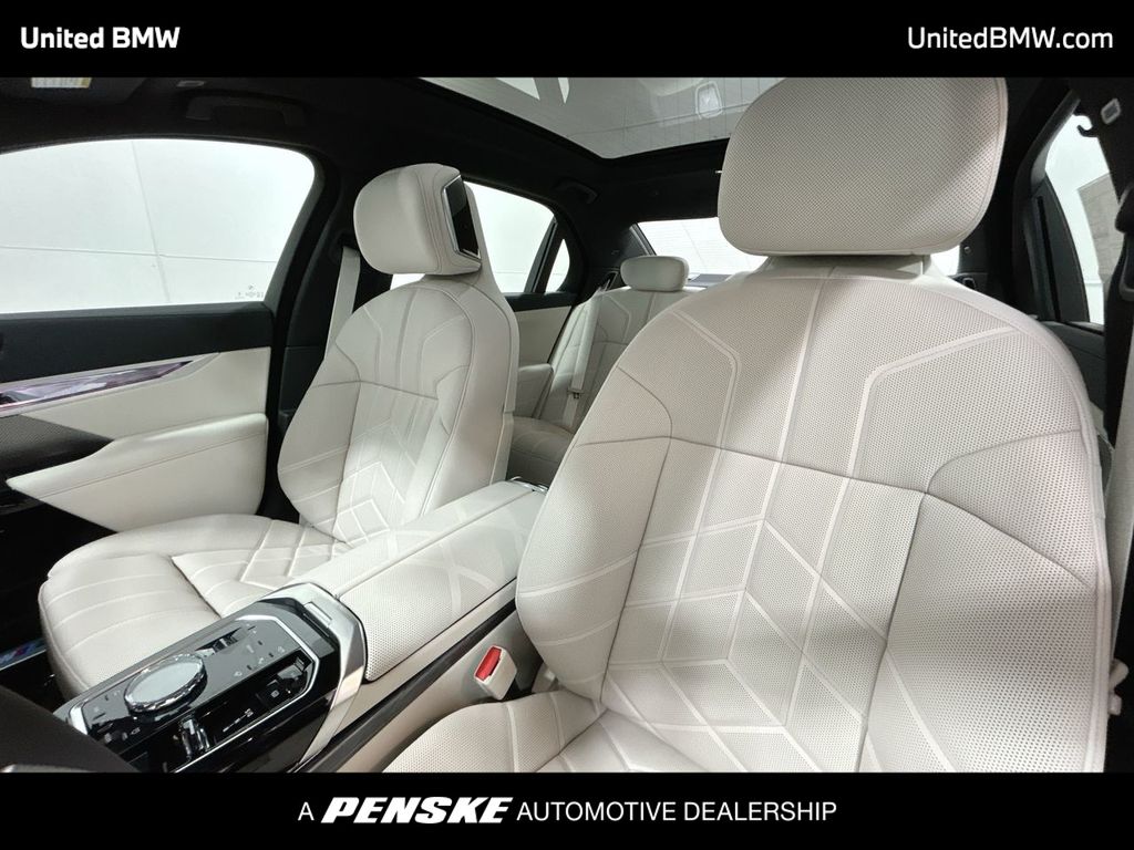 Thumbnail: 2025 BMW 7 Series - 13