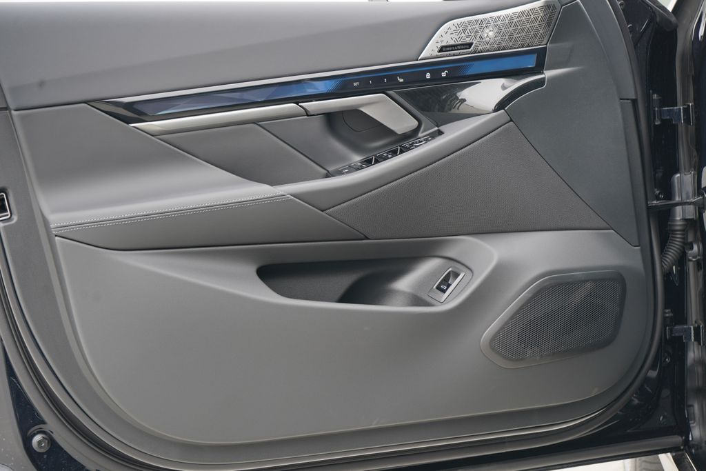 Thumbnail: 2025 BMW i5 - 10