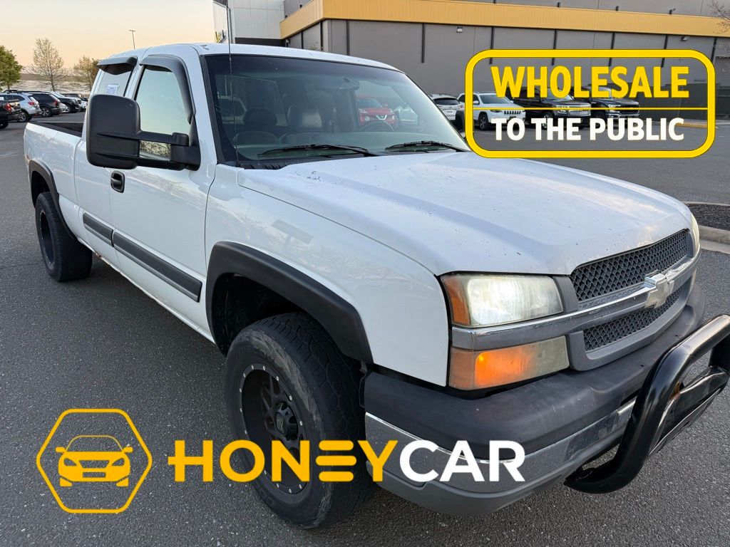 White 2004 Chevrolet Silverado 1500 Extended Cab 4WD Pickup Truck Four-Wheel Drive 4-Speed Automatic Overdrive