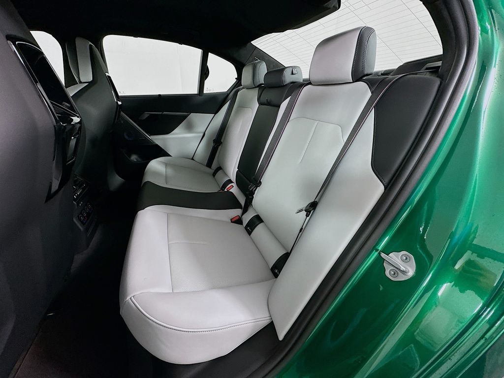 Thumbnail: 2026 BMW M5 - 17