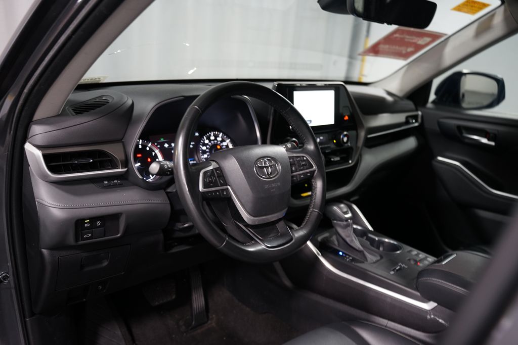 Thumbnail: 2023 Toyota Highlander - 7