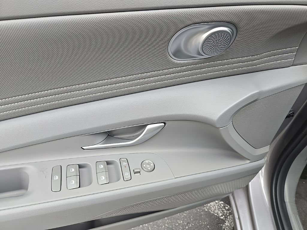 2025 Hyundai Elantra Sport 17