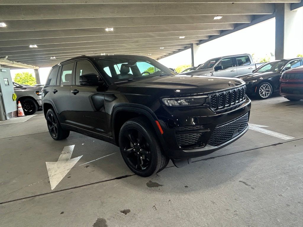 Used 2023 Diamond Black Crystal Pearlcoat Jeep Altitude image 7
