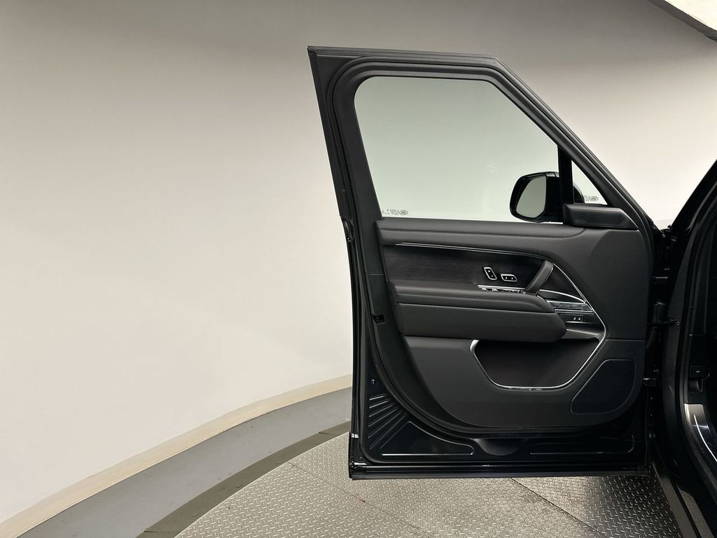 2025 Land Rover Range Rover SE 9