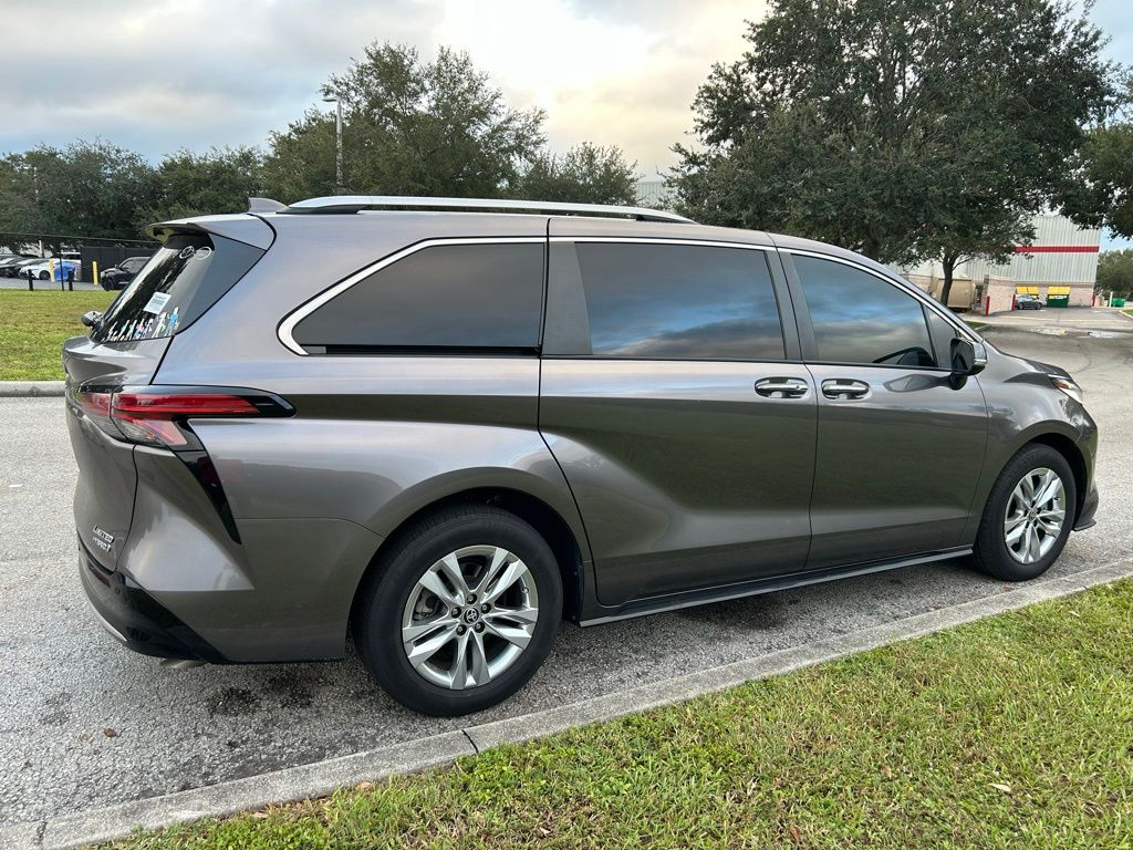 Thumbnail: 2022 Toyota Sienna - 5