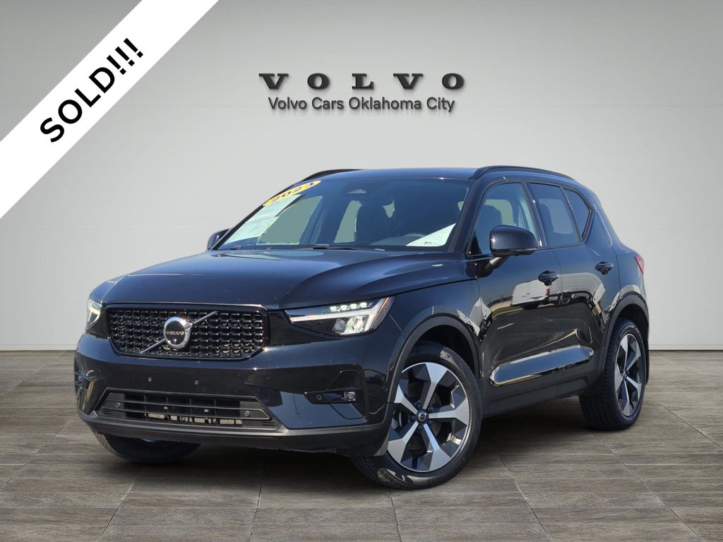 2023 Volvo XC40 B5 Plus Dark Theme