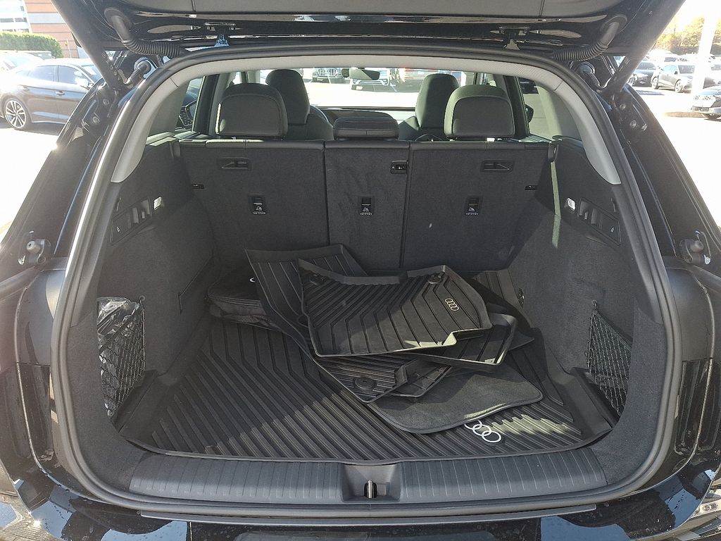 Thumbnail: 2025 Audi Q6 e-tron - 27