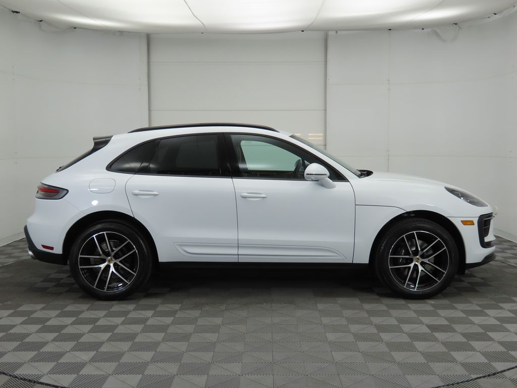 2025 Porsche Macan  4