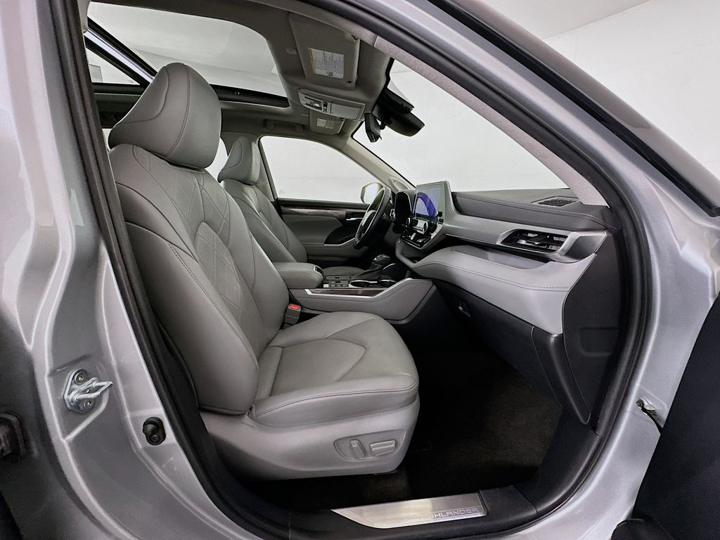 Thumbnail: 2023 Toyota Highlander - 30