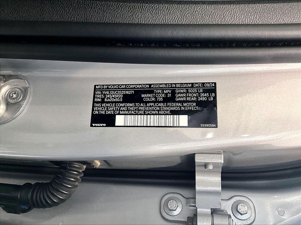 2025 Volvo XC40 — photo 28