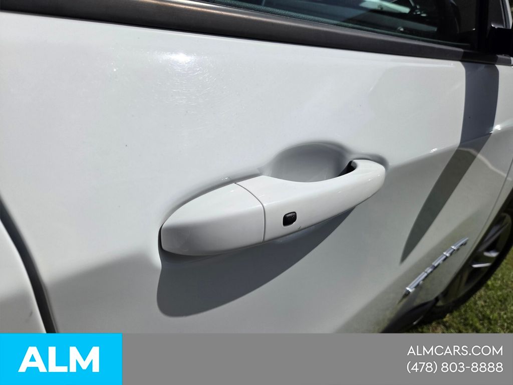 Used 2024 White Jeep Latitude image 21
