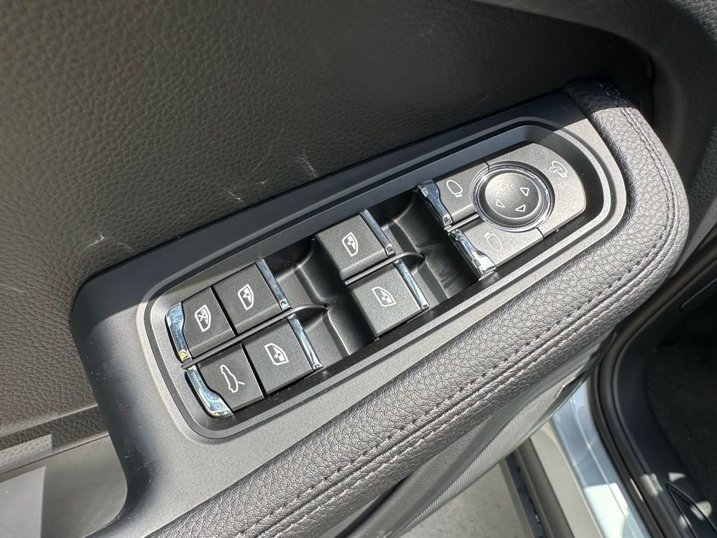 2025 Porsche Macan  15