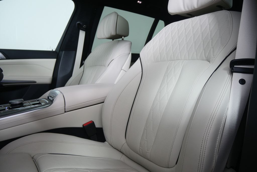 Thumbnail: 2026 BMW X7 - 10