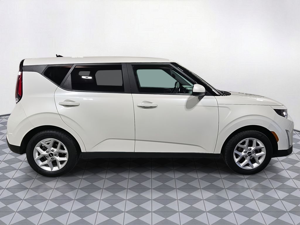 Used 2023 White Kia LX image 8