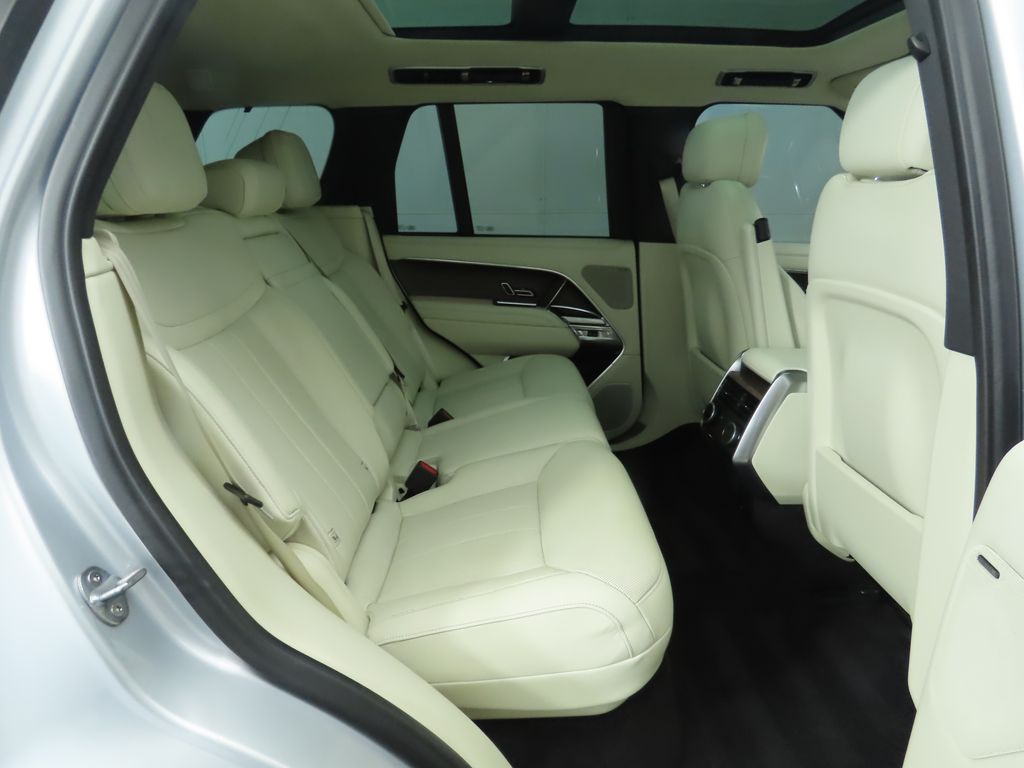 2023 Land Rover Range Rover SE 23